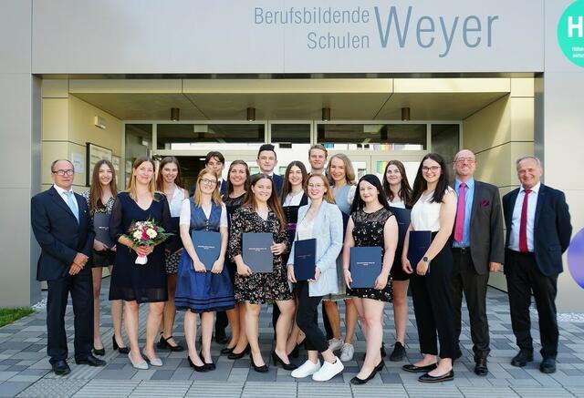 5 HLT
v.li.n.re.
1. Reihe: Direktor Prof. Mag. Franz Hopfgartner, FL Eva Pöttschacher BEd, MSc, Selina Egger, Anna Kimmeswenger (guter Erfolg), Jeanette Offenberger (guter Erfolg), Marion Längauer, Melanie Schmuck (ausgezeichneter Erfolg), FV OSR Martin Eibenberger, Bürgermeister Gerhard Klaffner
2. Reihe: Barbara Raidl (ausgezeichneter Erfolg), Klara Sykora, Adrian Glaser, Laura Paumann, Friedrich Wendtner, Magdalena Haider (guter Erfolg), David Grossenbacher, Sarah Gmainer (ausgezeichneter Erfolg), Sarah Oberklammer