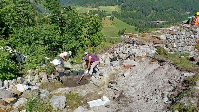 Am Gelände des Schloss Trautson wird vier Wochen lang von Archäologen der Universitäten Innsbruck und New Orleans gegraben.  | Foto: privat