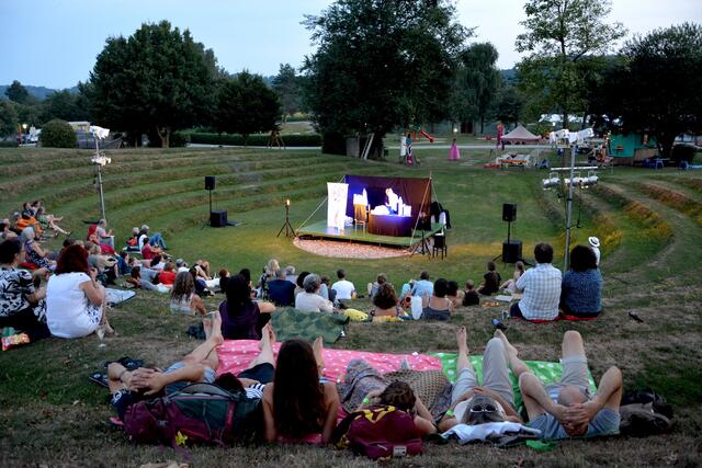 Die Naturarena Großsteinbach wurde zur Bühne von Puppenspielern und Clowns.