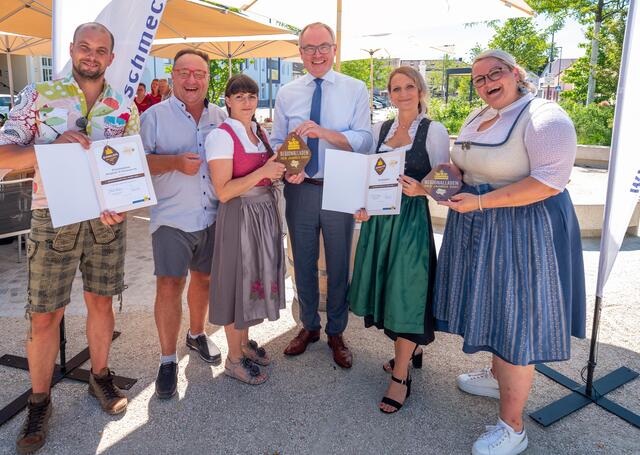Michael Hörmann (d'Greisslerei), Gerhard und Katharina Maller (Pöchladen), LH-Stv. Stephan Pernkopf, Melanie Maller (Pöchladen), Barbara Bürgmayr-Posseth (d'Greisslerei)  | Foto: NLK Filzwieser
