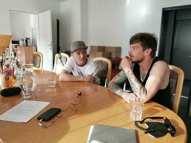 Abarbeiten eines Fragenkatalogs: Fabian und Chris zeigen sich redegewandt.