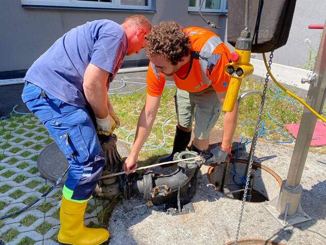  Ausbau einer alten Abwasserpumpe im Pumpwerk Moos.  | Foto: GWTelfs