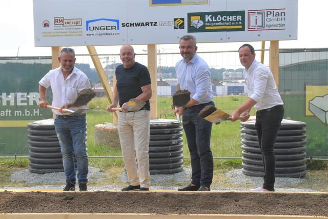 Spatenstich fürs neue Sportzentrum für Tennis und Stocksport: Peter Hammerl (Obmann UTC Oberwart), Bgm. Georg Rosner, LR Heinrich Dorner und Christian Resch (Obmann ESV Oberwart).