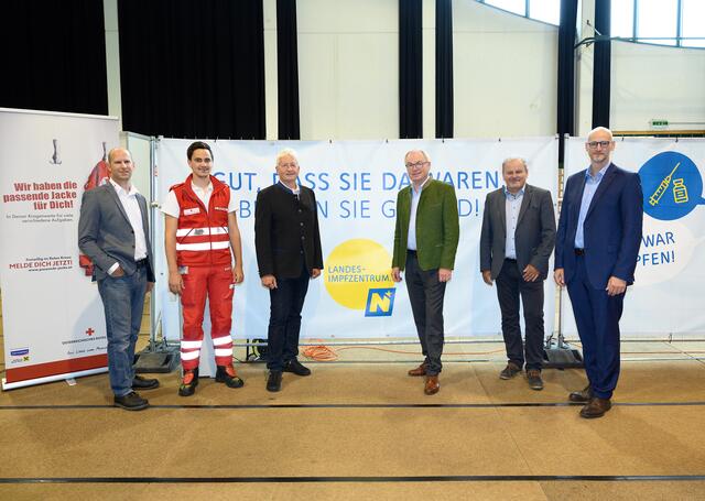 Florian Liewald, Erich Zimmermann, Stadtrat Eduard Hieß, LH-Stellvertreter Stephan Pernkopf, Bundesrat Eduard Köck und der Organisatorische Leiter der Landesimpfzentren Markus Mottl (v.l.) | Foto: NLK Burchhart