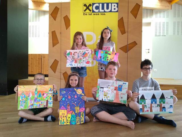 Siegreich: Emma Stuphann und Chiara Krenn von der Volksschule Bad Blumau (hinten stehend) holten sich steiermarkweit den zweiten Platz, sowie den Schulsieg in ihren Altersgruppen. Stolz zeigten sich ihre Zeichnungen gemeinsam mit den weiteren Schulsiegern. | Foto: VS Bad Blumau