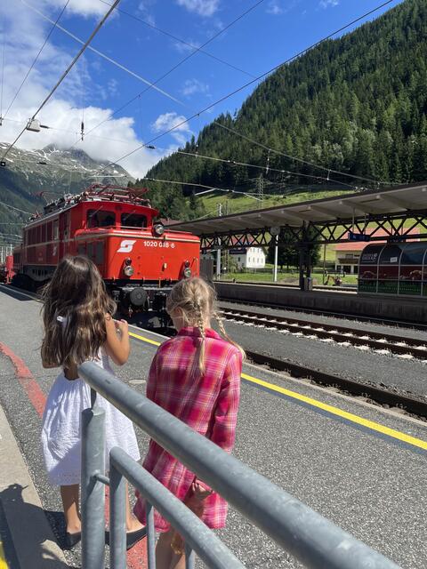 Alle warteten auf die Ankunft des "Krokodiles"  | Foto: RMK