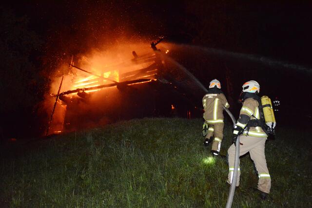 Ein Zeuge schlug in der Nacht von Donnerstag auf Freitag Alarm: Ein Stadel in Söll war in Brand geraten.  | Foto: ZOOM.Tirol