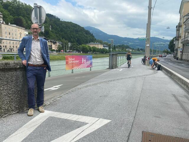 ÖVP-Klubobmann Christoph Fuchs fordert die Anbringung eines Verkehrsspiegels an dieser Stelle des Radwegs bei der Staatsbrücke.  | Foto: ÖVP