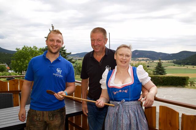 Franz Mohr ging in den Ruhestand. Gattin Renate und Sohn Harald schupfen jetzt den Spanferkel-Wirt.