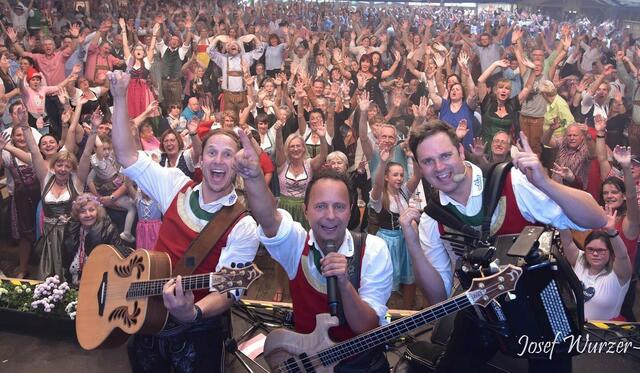 Die Jungen Zillertaler sorgen in Atzbach für eine tolle Stimmung. | Foto: Josef Wurzer