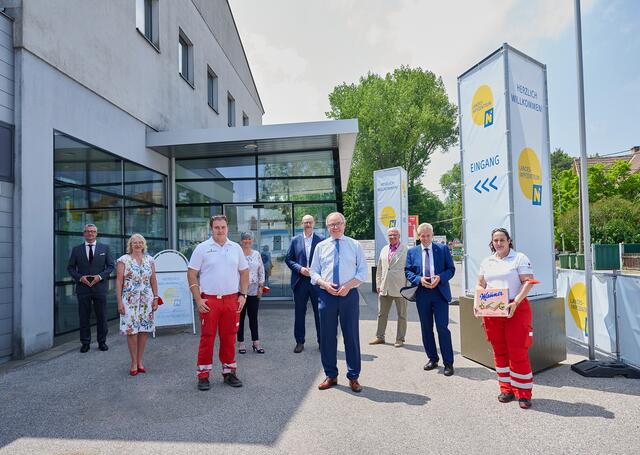 Der Ternitzer Stadtamtsdirektor Gernot Zottl mit Stadträtin Andrea Reisenbauer, Michael Wolf, Stadträtin Martina Klengl, dem organisatorischen Leiter der Landesimpfzentren Markus Mottl, LH-Stellvertreter Stephan Pernkopf, Stadtrat Karl Pölzelbauer, Landtagsabgeordneter Hermann Hauer und Silvana Peham. | Foto: NLK/Pfeiffer