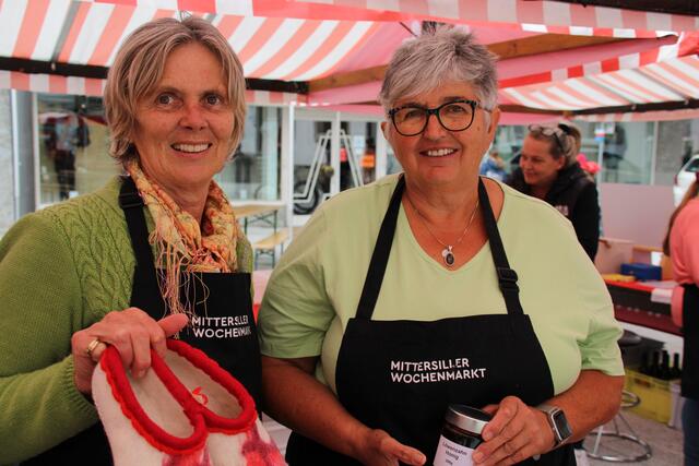 Eva Bernsteiner und Maria Junger verkaufen ihre selbstgemachten Produkte am Mittersiller Wochenmarkt. | Foto: Vanessa fotografiert