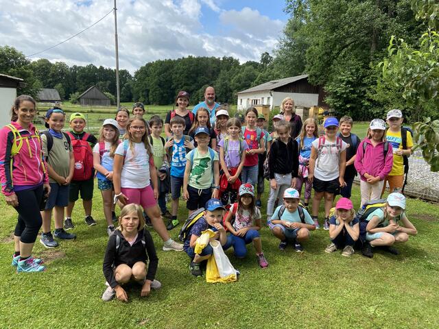 Hockend: Celina Macho, Leon Wühl, Carmen Jäger, Kilian Krenn, Hanna Neuditschko und Emily Ulm; 1. Reihe: Klassenlehrerin Melanie Winkelbauer, Lorenz Macho, Maximilian Kolar, Valentina Eglau, Madleen Hofbauer, Luca Steiner, Ylvie Leyrer-Schlosser, Aishat Tazabieva, Alina Wühl und Angelina Macho; 2. Reihe: Ben Datler, Tamirlan und Turpal Tazabiev, Katharina Sumbalsky, Vanessa Oberleitner, Karolina Siedl, Julia Philippsky, Lorena Poindl, Fabian Schlögl und Elias Schlosser; Hinten: Michael Hofbauer, Klassenlehrerin Barbara Prosenbauer, Imker Thomas Tischleritsch und Doris Haider | Foto: VS Kautzen