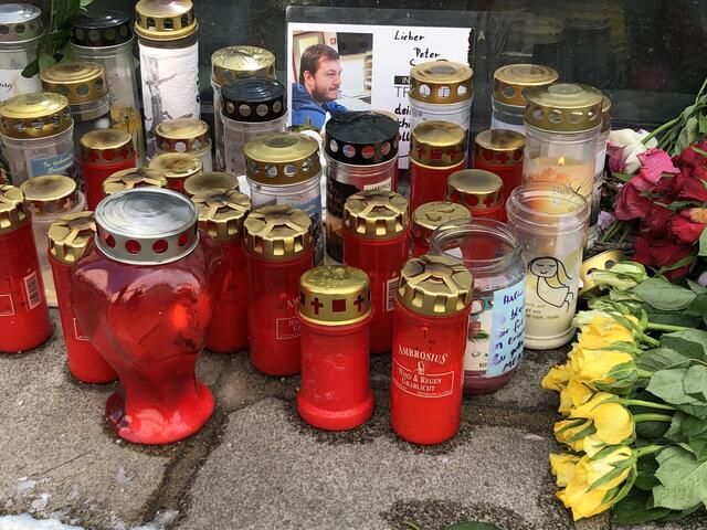 Diese Kerzen wurden im Gedenken an das Unfallopfer aufgestellt. | Foto: BRS/Diabl