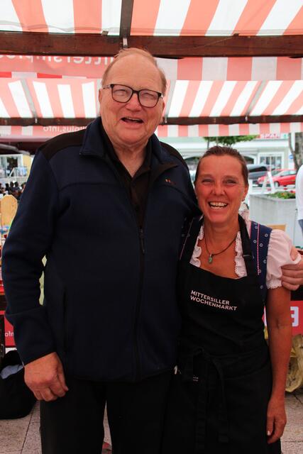 Hans Ebner verkauft Speck, bei Gerda Steger vom Jagerbauer gibt's Gletscherkäse, Sonnenkäse, Frischkäse und Almbutter. | Foto: Vanessa fotografiert