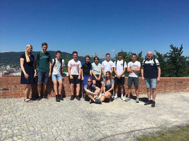 Bei Sonnenschein ist man nicht nur bereit für die Kriminalfälle sondern auch für die Ferien. | Foto: HTL Bulme
