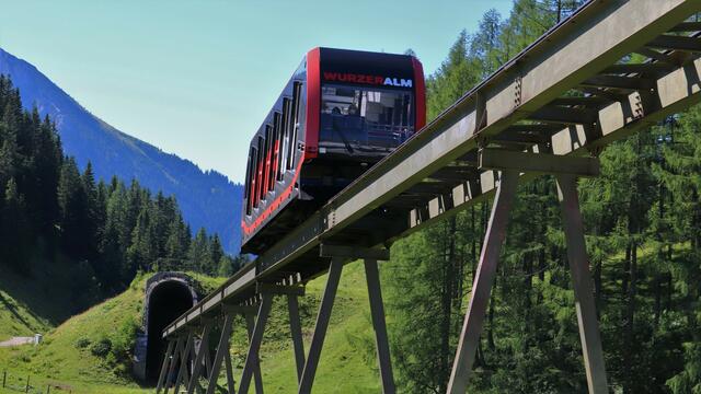 Mit der Standseilbahn geht`s auf die Wurzeralm.
