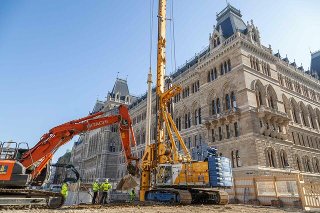 Eindrucksvoll, aber nicht gerade leise: Die Bohrpfahlgeräte werden gebraucht, damit die Baugruben später sicher konstruiert werden können. | Foto: Alexandra Gritsevskaja/Wiener Linien