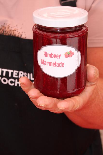 Selbstgemachte Marmeladen sind Teil von Cilli Perfellers Sortiment. | Foto: Vanessa fotografiert