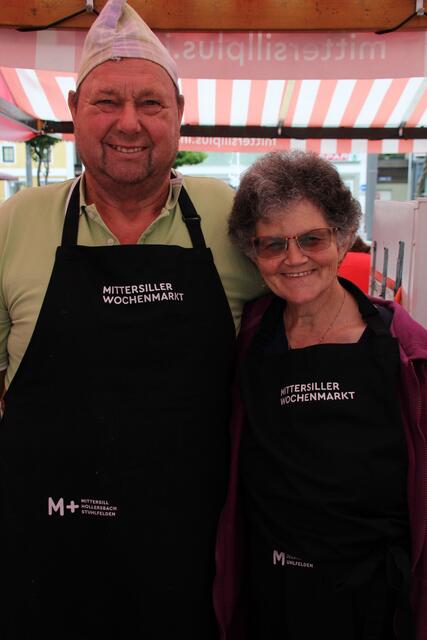 Bei Helga und Alois Wanger-Lösel kann man Käse, Speck, Würstel über Likör, Schnäpse, diverse Zirben- und Holzprodukte kaufen. | Foto: Vanessa fotografiert