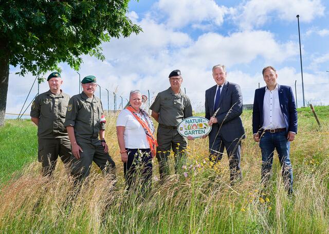 Übergabe der "Natur im Garten"-Plakette für die Blühflächen der Kuenringer Kaserne: Oberleutnant Stefan Scheuringer, Militärkommandant für NÖ Brigadier Martin Jawurek, Umweltbeauftragte des Bundesheers Elisabeth Cepera, Garnisonskommandant Vizeleutnant Wolfgang Anderl, Landesrat Martin Eichtinger und Bürgermeister Patrick Layr (v.l.). | Foto: NLK Pfeiffer