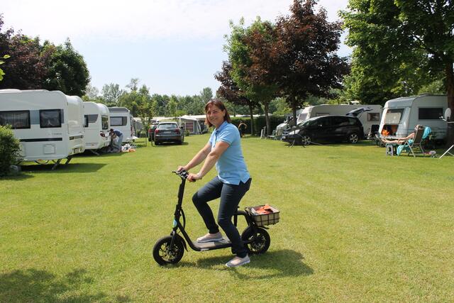 Inhaberin Andrea Puchner am Campingplatz Puchner in Feldkirchen im Bezirk Urfahr-Umgebung.  | Foto: Gernot Fohler