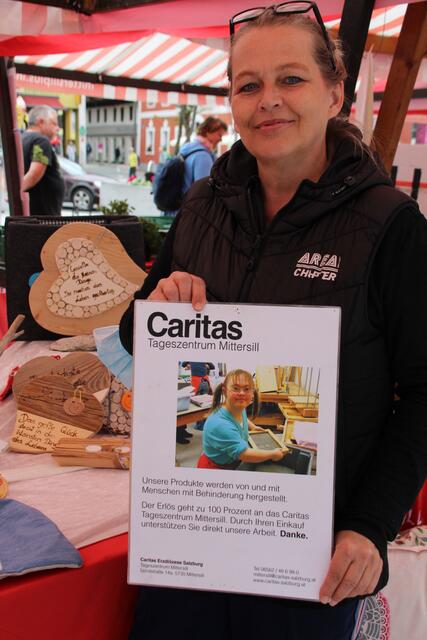 Barbara Perner vom Caritas Tageszentrum Mittersill verkauft die selbstgemachten Produkte stellvertretend für ihr ganzes Team.  | Foto: Vanessa fotografiert