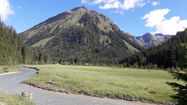 hier fließt die Lonka (auch ,,Longa") ganz ruhig, Blick zum Teufelskirchenmassiv... | Foto: I.Wozonig