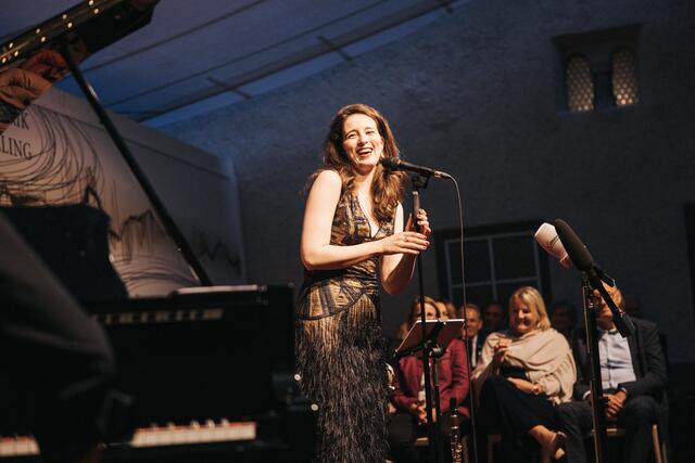 Ethel Merhaut hat von Beginn an das Publikum eingefangen. Ihre Melodien gehen dem begeisterten Publikum unmittelbar ins Ohr.  | Foto: Festspiele Burg Golling