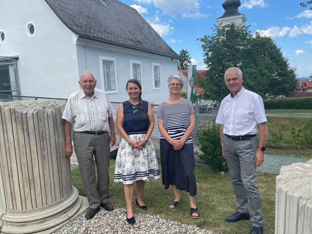 Bei der Eröffnung: Ehrengast Stadthistoriker Gert Christian mit Ausstellungskoordinatorin Ursula Pintz, Keramikerin Margarethe Christian unjd Bgm. Helmut Leitenberger. | Foto: Waltraud Fischer