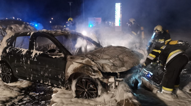 Das Unfallauto brannte total aus. | Foto: FF Kühnsdorf