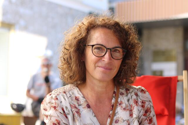 "Ich kühle mich bei Hitze gerne neben einem Bach ab, da ist es angenehm." - Christine Viehhauser, Textilfachfrau | Foto: Agnes Etzer