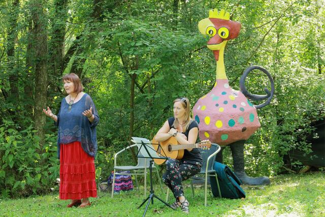 Marianne Lembacher gab beim Spaziergang im Kunstpark die Märchenerzählerin, Bianca Klaus begleitete sie mit Gitarre und Gesang. | Foto: Lembacher