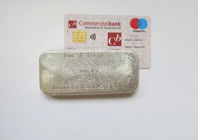 Zum 50. Geburtstag bekam Isabella Lichtenegger einen Silberbarren von der Commerzialbank Mattersburg überreicht. | Foto: Isabella Lichtenegger