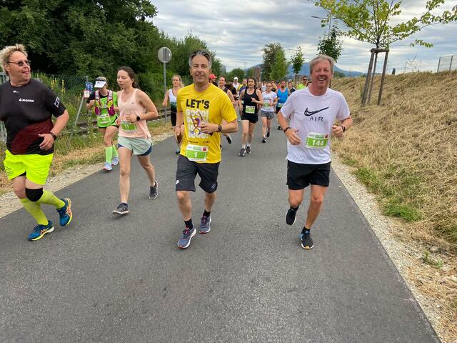 Vorne weg mit der Nummer 1: Sportstadtrat Kurt Hohensinner war beim WOCHE-Lauf (hier mit Roland Reischl) über die 10-Kilometer-Distanz mit dabei. | Foto: Konstantinov