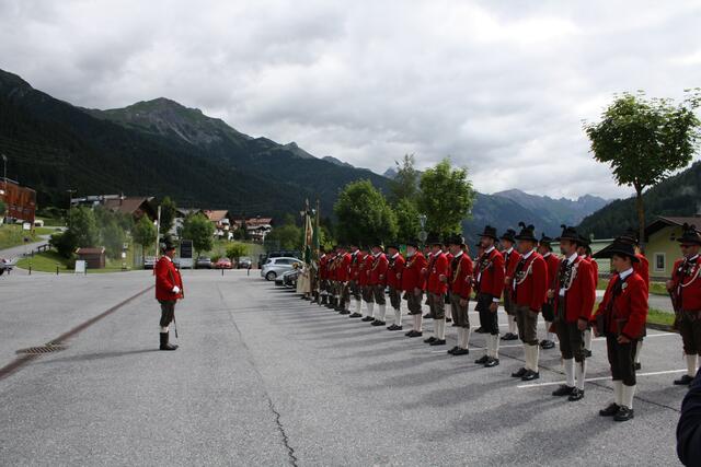 Die Schützenkompanie St. Anton bekundete ihre Anerkennung durch Ehrensalven.  | Foto: Elisabeth Zangerl 
