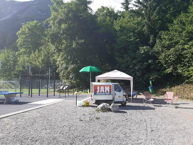 Eine gemütliche Anlaufstelle wurde für die Jugendlichen errichtet und kam auch gut an. | Foto: JAM