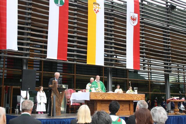 Zelebrierter gemeinsam den Festgottesdienst: Abt Pater Vinzenz Wohlwend, St. Antons Pfarrer Norbert Jakab und der Lecher Pfarrer Adrian Buchtzik.  | Foto: Elisabeth Zangerl 