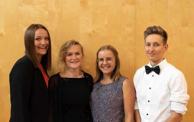 Steidl Hannah, Marie Hackhofer, Leonie Messner und Linda Wiederin, deren Diplomarbeit der Entwurf und die Produktion der Ski war. | Foto: Wiederin