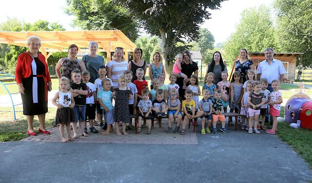 Landesrätin Daniela Winkler (2. v.r. hinten) und Landtagspräsidentin Verena Dunst (li.) besuchten den Kindergarten Bocksdorf. Mit dabei: Bürgermeister Franz Pelzmann (r. stehend), Leiterin Karin Janisch (2. v.l.), die Kindergärtnerinnen Alexandra Pelzmann (3. v.l.), Eva Bauer (4. v.l.) und Tanja Pelzmann (3. v.r.) sowie die Kindergartenhelferinnen.  | Foto: Landesmedienservice