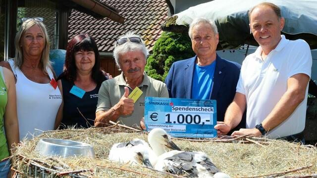 Helmut Rosenthaler (Mitte) dankte für die großzügige Spende.  | Foto: FPÖ