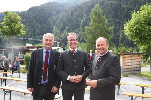 Der St. Antoner Bürgermeister Helmut Mall durfte hohe politische Prominenz in seiner Gemeinde begrüßen: Den Vorarlberger Landesrat Christian Gantner und der Tiroler Landeshauptmann-Stellvertreter Josef Geisler.  | Foto: Elisabeth Zangerl 