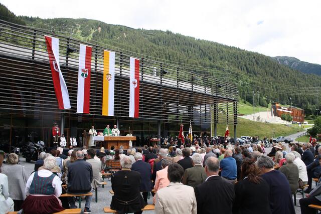Zahlreiche Gäste wohnten dem Festgottesdienst samt Autoweihe bei.  | Foto: Elisabeth Zangerl 