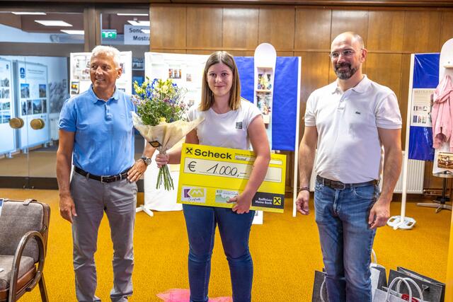 strahlende Siegerin Selina Nußbaumer mit Walter Hartlieb und Bürgermeister Josef Zoppoth