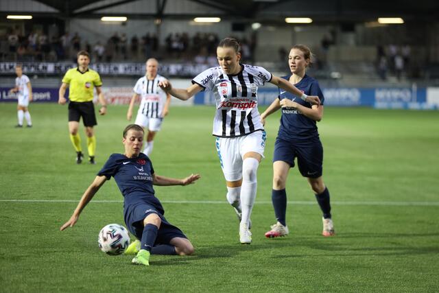 Celina Prieler (Bildmitte) zeigte im Spiel gegen Altmünster, dass sie kicken kann. | Foto: Benjamin Reischl