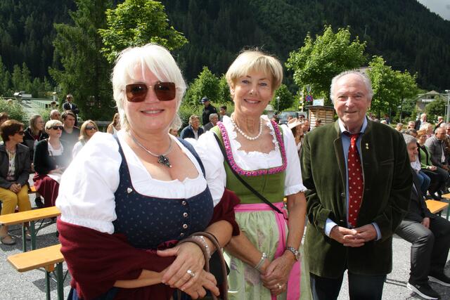 Maria Kössler (Gemeinderätin), Inge Tschol und St. Antons früherer TVB-Direktor Heinrich Wagner.  | Foto: Elisabeth Zangerl 