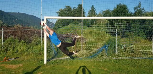 Der Dellacher Torhüter Jakob Karpf gibt bei jeder Trainingseinheit und Spielminute 100 Prozent und mehr  für den Erfolg.  | Foto: Dabringer/KK