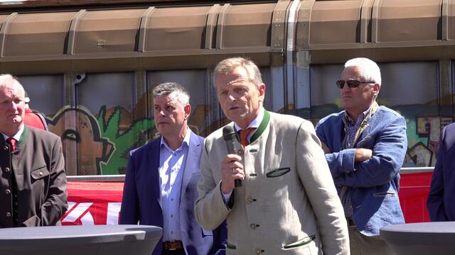 Auch Hans Scharfetter gab einen kurzweiligen Streifzugs durch die Geschichte und Bedeutung der Autoschleuse Tauernbahn. | Foto: Hans Kofler