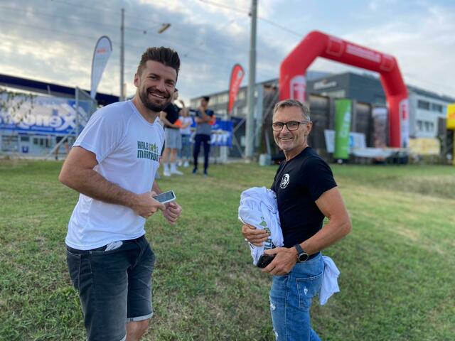 Perfekte Moderator: Thomas Seidl (Antenne, l.) begleitete Toni Wippel und die hunderten Starter stimmlich durch den Lauf. | Foto: Konstantinov