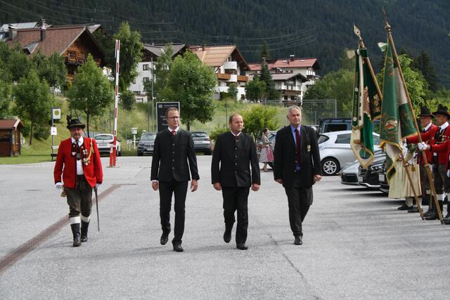 Der landesübliche Empfang, von links: Schützenhauptmann Christian Strolz, Christian Gantner (Landesrat Vorarlberg), Tirols LH-Stv. Josef Geisler und St. Antons Bürgermeister Helmut Mall.  | Foto: Elisabeth Zangerl 